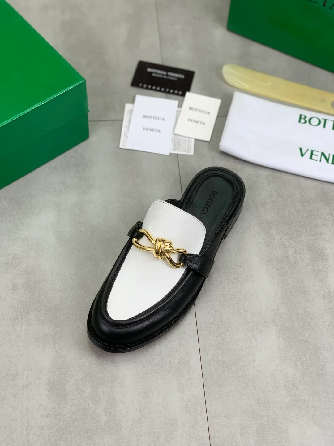 Men's shoes 💰P800 [New model] (genuine leather outsole) water-dyed cow lining 💰High-quality business couple half-slip leather shoes 💎💎💎 BOTTEGA VENETA official website synchronizes the latest top version of BV in the market, accepts material comparison, shoe type comparison, process comparison, practical and textured, versatile and suitable for any occasion, the more you look at it, the more flavorful it becomes. Purely hand-knitted craftsmanship - Upper material, calfskin imported from Italy 🇮🇹 - High-quality water-dyed cowhide lining - Original private model customized leather outsole -Size: Female 35-39 (40 ordered) Male 39-44 (38 45 can be customized) Color: Multiple colors available